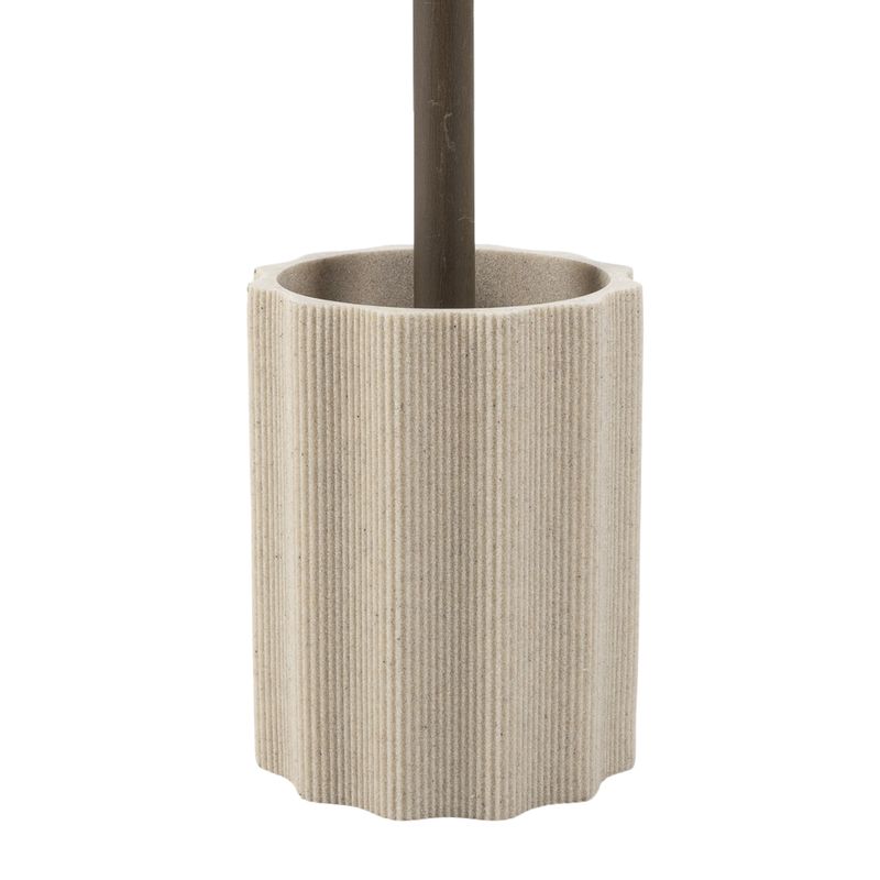 Escobillero moderno y funcional para baño, con elegante acabado arena‑beige y líneas minimalistas