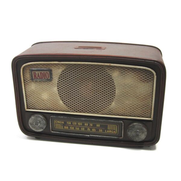 Hucha decorativa con forma de radio vintage de metal.
