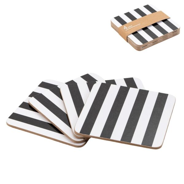 Set de 4 posavasos de madera con base de corcho y diseño de rayas negras y blancas.