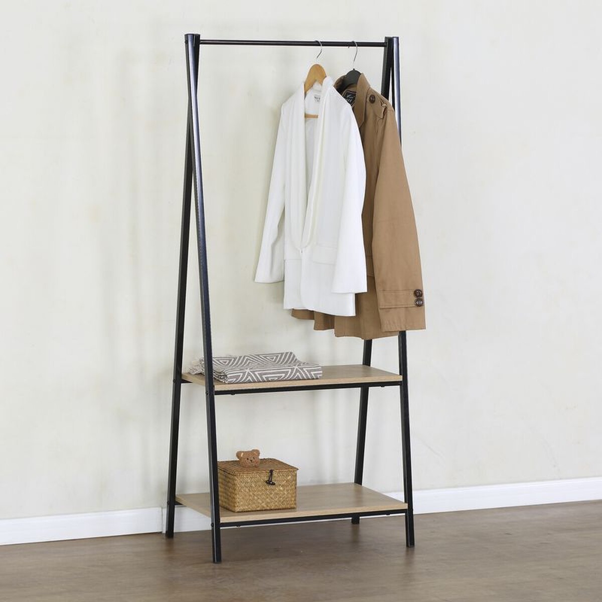 Perchero de 2 estantes de metal con diseño vertical.